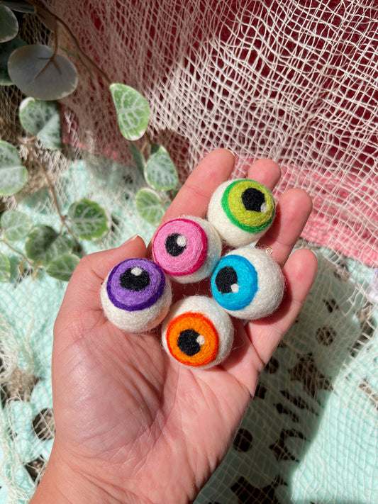 SINGLE Googly Eyeball Earring