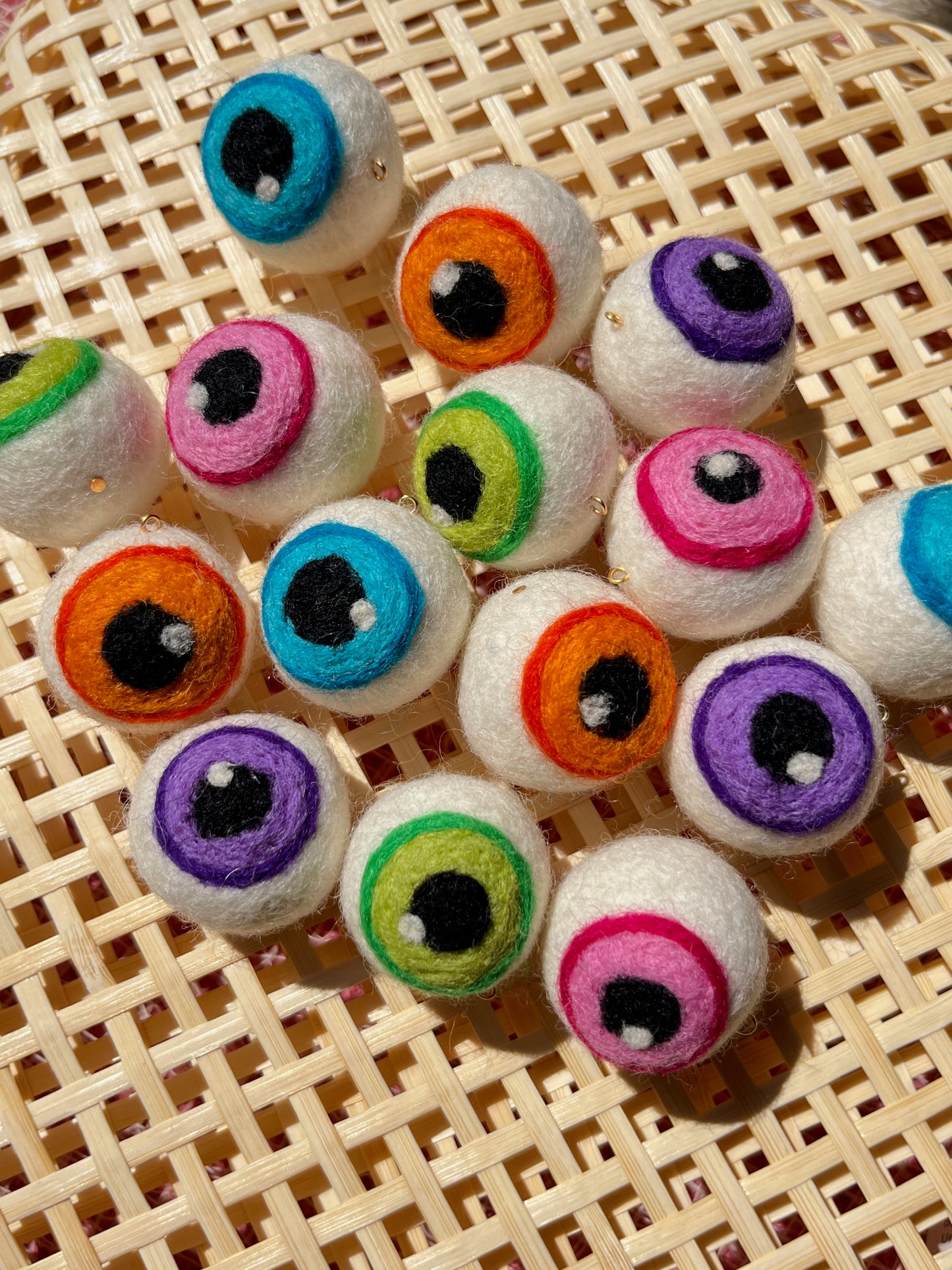 SINGLE Googly Eyeball Earring